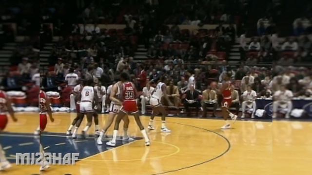 Michael Jordan vs Bernard King Highlights (1984.11.08)-67pts Total! Already Looks Like a SUPERSTAR! смотреть онлайн