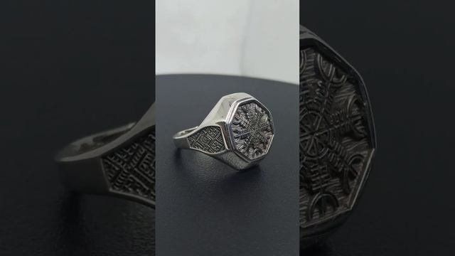 Кольцо с амулетом Шлем ужаса из серебра смотреть онлайн