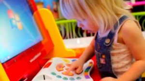 Малышка Алиса играет в развлекательном центре "Карамелька"! г. Минск!