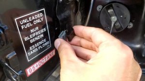 Установка кліпси-пружинки лючка бензобака Outlander 1. Клипса лючка бака на Аутлендер