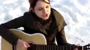 Девушка поёт армейскую песню.