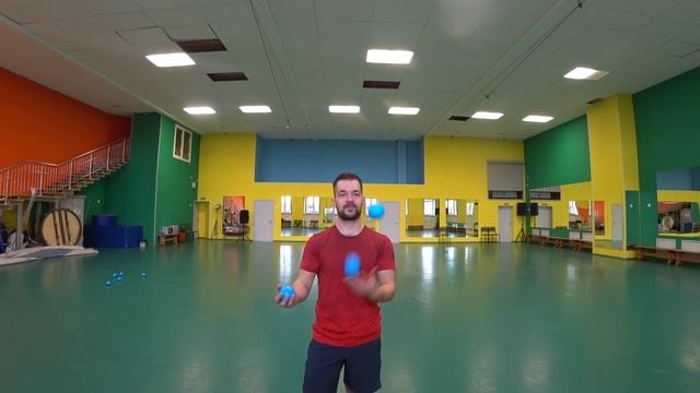 КАК НАУЧИТЬСЯ ЖОНГЛИРОВАТЬ 4 МЯЧАМИ? смотреть онлайн