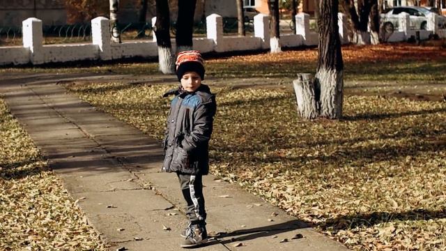 Осенняя прогулка с ребенком под листопадом.#прогулка #ребенок #осень #листопад #питер