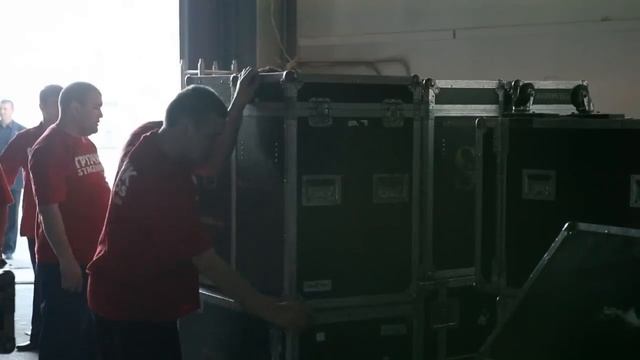 Закулисье. Scania перевозит оборудование группы SCORPIONS.