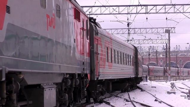 ЭП2К-313 отправляется с Казанского вокзала. Станция Москва-Пассажирская-Казанская. смотреть онлайн