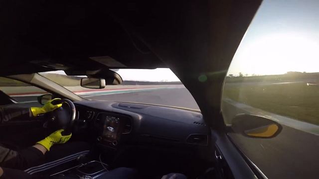 Megane 4 RS trophy - Onboard lap - Mugello Circuit смотреть онлайн