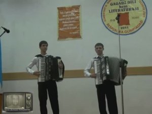 Дуэт гармонистов исполняет гагаузскую мелодию