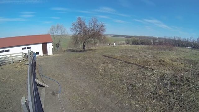 Убираем старую малину, сжигаем мусор. Собираем батут смотреть онлайн