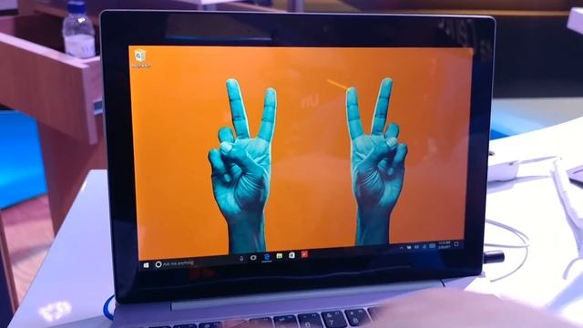 Hands On Lenovo 320 Mix - MWC 2017 смотреть онлайн