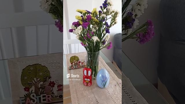 Цветы, букет в вазе, шоколадные заяц и яйцо, музыка