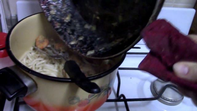 Креведки с макарошками \ кися разбирает ёлку смотреть онлайн