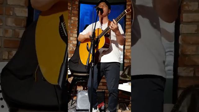 주작없는 1도 실제상황!! 관객들이 팁박스에 돈을 계속 집어 넣는 영상 / 장범준 - 이 밤 смотреть онлайн
