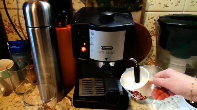 Готовим латте с сиропом в кофемашине Делонги. смотреть онлайн