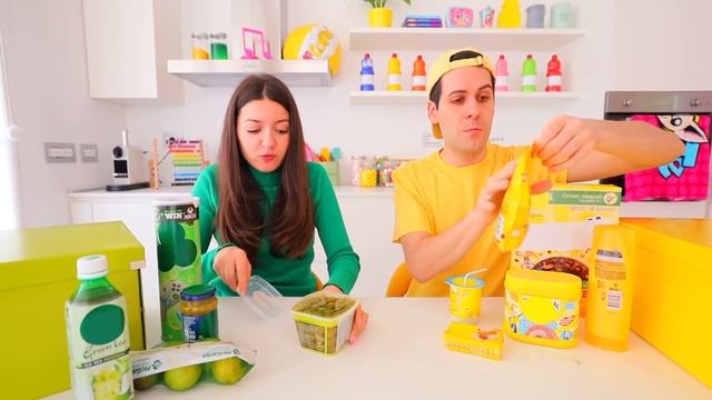 SOFÌ E LUÌ MANGIANO SOLO CIBO VERDE vs CIBO GIALLO PER 24 ORE CHALLENGE COLORI | Me contro Te смотреть онлайн