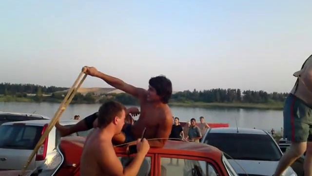 Такого Вы ещё не видели. Танцы на крыше авто. Угар... смотреть онлайн