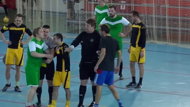 Синхронный показ желтой карточки =)