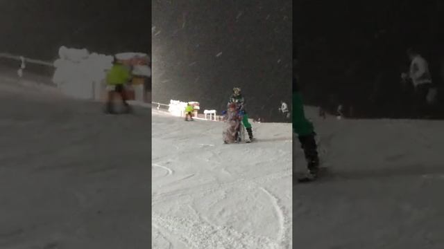 Вечернее катание. КОЛЯСКА покоряет горнолыжный склон смотреть онлайн