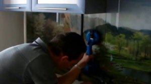 Монтаж (поклейка) скинали - стеклянного фартука для кухни.