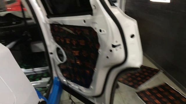CHERYEXEED звукоизоляция. Рассмотрим сколько шумозащиты установили на заводе и добавим шумоизоляции