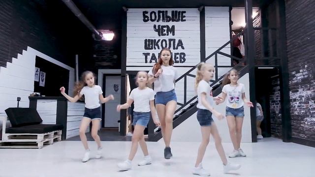 МАЛИНОВЫЙ СВЕТ- Леша Свик. SHUFFLE choreo by Adelina Popaz смотреть онлайн
