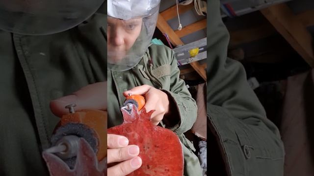 обработка изделий из эпоксидной смолы гравером #эпоксиднаясмола #шлифовка #гранат смотреть онлайн