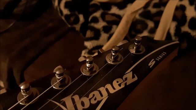 Ibanez S320 DiMarzio FRED i PAF PRO vs Duncan Solar смотреть онлайн