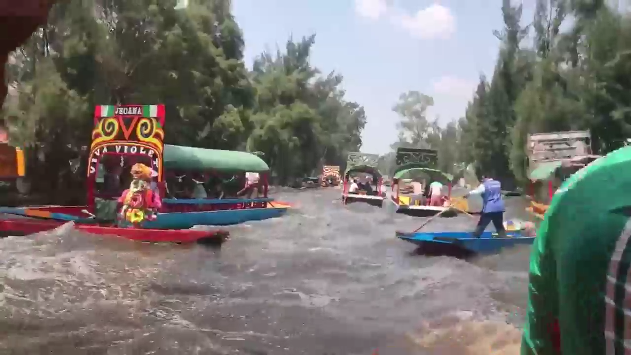 На лодках в момент землетрясения смотреть онлайн