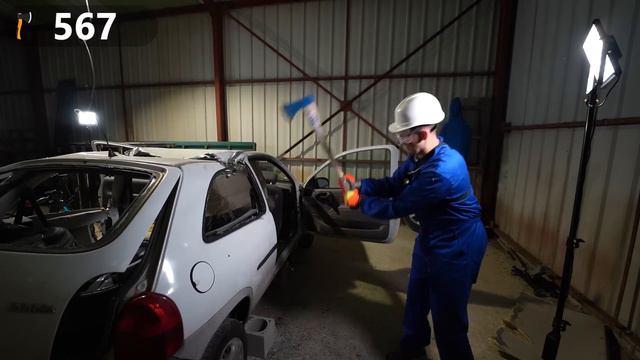 Couper une Voiture en 2 avec une Hache ? 🥵 смотреть онлайн