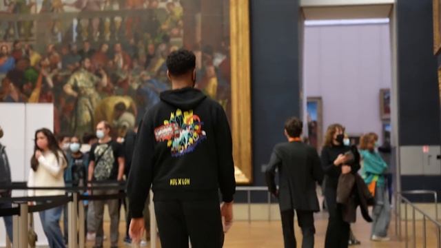 SNEAKING A Painting Next To The Mona Lisa смотреть онлайн