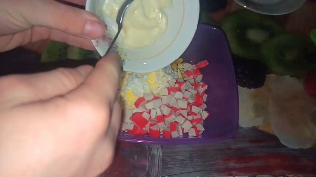 Салат с крабовыми палочками и кукурузой | Как приготовить простой салат смотреть онлайн