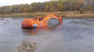 Экскаватор в болоте