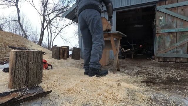 Как сделать правильный скворечник? Скворечник из пенька. Правильная дуплянка для скворцов. смотреть онлайн