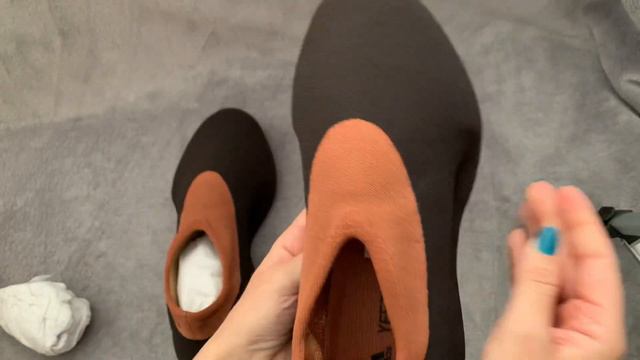 Носки за 200€ - Yeezy Knit RNRStone Carbon смотреть онлайн