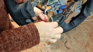 Фиксация шва в процессе пошива или перетяжки руля.