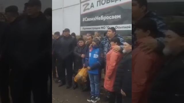 Астраханские казахи под звуки российского гимна и с советским флагом отправляются на фронт. смотреть онлайн