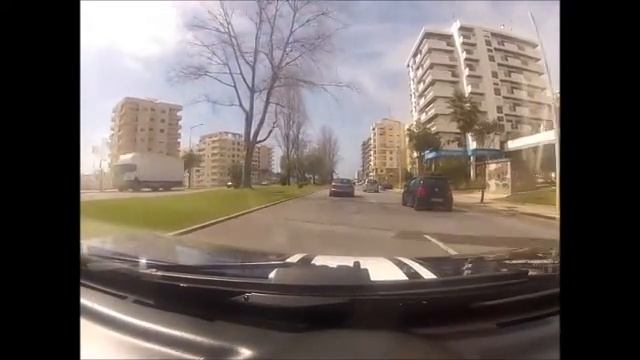 Tazzari passeia por Faro смотреть онлайн