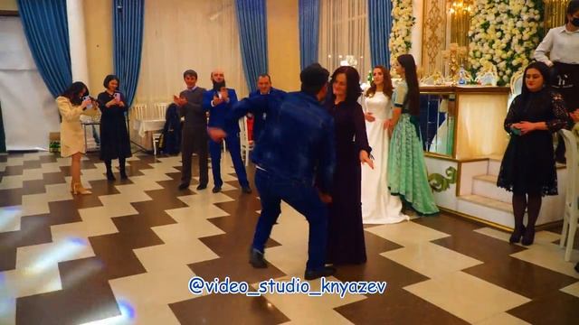ТАНЦЫ НА СВАДЬБЕ АДАМА И КАРИНЫ(КАБАРДИНСКАЯ СВАДЬБА) смотреть онлайн