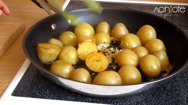 PAPAS rostizadas con Romero y Ajo SIN HORNO | La receta de Papas más fácil y llena de sabor смотреть онлайн
