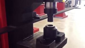 Вырубка отверстий в стальной мойке на гидравлическом прессе MX340G