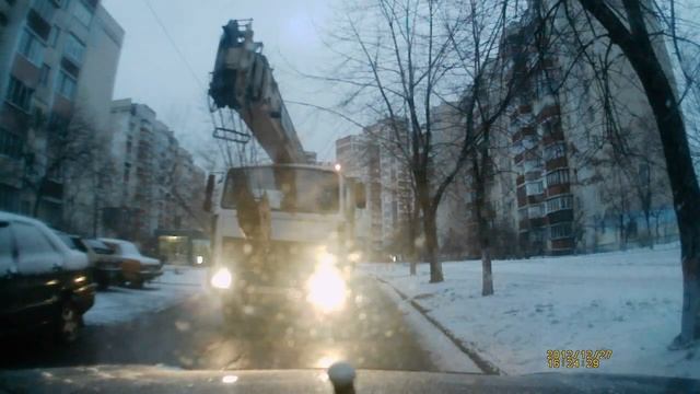 Наглый крановщик угробивший все газоны и клумбы. смотреть онлайн