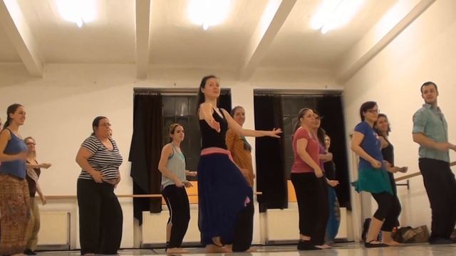 Mia's Dance: Mia teaching Bollyrobics смотреть онлайн