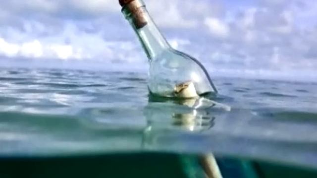 Мужчина нашёл в воде старую бутылку с посланием! Прочитав содержимое, он побледнел! смотреть онлайн