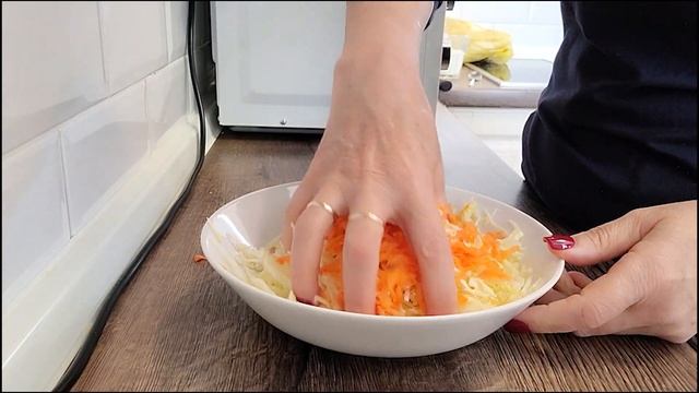 БЮДЖЕТНЫЙ САЛАТ из Свежей Капусты как в Столовой / РЕЦЕПТ Простого САЛАТА . смотреть онлайн