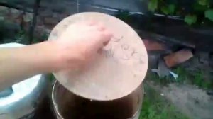 Простейшие ловушки для пчёл из картонных бочек .