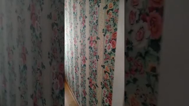 Английский интерьер спальни в Подмосковье. Стены щитового дома отделаны английской печатной тканью смотреть онлайн