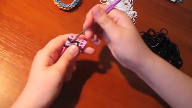Как сделать браслет из резинок. Просто.Без станка. Подарок своими руками.Поделки из резинок. смотреть онлайн