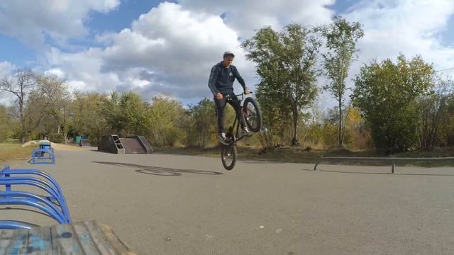 Бмх СТРИТ | РАЗЛОЖИЛСЯ НА ПЕРИЛЕ И.... смотреть онлайн