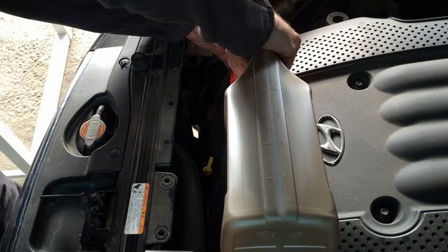 замена масла и фильтров в двигателе на Хундай Сантафе 2006 года Hyundai Santa Fe смотреть онлайн