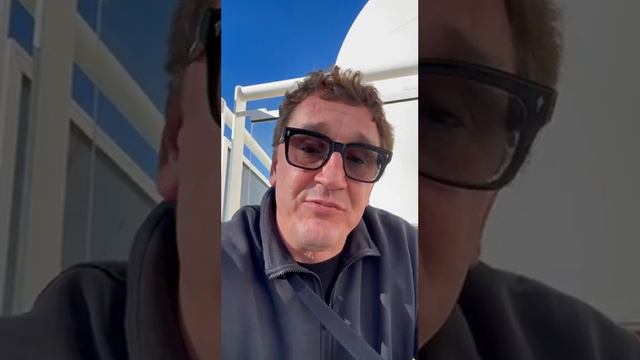 Домбровский теперь не выбрасывает окурки на улице а прячит их в дупу смотреть онлайн