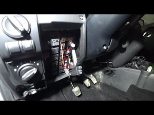 LADA GRANTA CROSS 23 Как дилер установил предохранитель и реле для ПТФ.